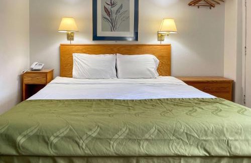 Omak Hotel | Rodeway Inn & Suites Omak - Okanogan