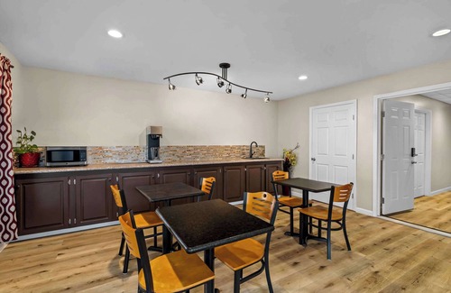 Brookhaven Hotel | Rodeway Inn & Suites