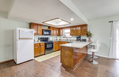 Rogers House | Rogers Vacation Home w/Yard: 5 Mi to Bentonville
