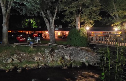 Maggie Valley Hotel | Rolling Brook Inn