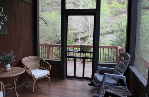 Jones Mills Cabin | Romantic 1 Br cabin with large tub, beautiful Mt and creek views