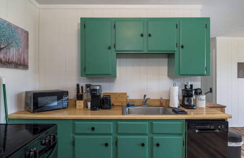 Broadway Cabin | Romantic 2-bedroom cabin, Hot tub, views, Firepit, Arcade, Grill
