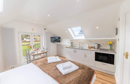 Kendal Apartment | Romantic and stylish studio apartment with views and free parking
