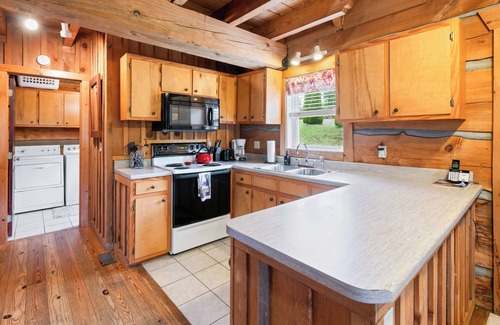 Vesta Cabin | Romantic Cabin Getaway - King Bed - Fast Wi-Fi - Pet-Friendly