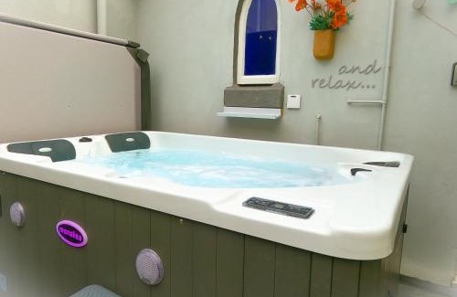 Tywyn House | Romantic coastal getaway with hot tub & log burner