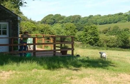 Looe House | Romantic Cornish Stone Barn for 2