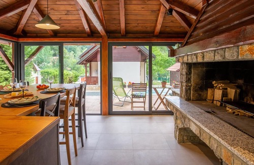 Benkovac Fuzinski House | Romantic cottage spacious property near the lakes Bajer and Lepenica.