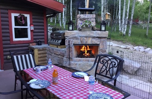 Buena Vista Cabin | Romantic, Cozy Cabin With Mountain Views and Fall Colors!