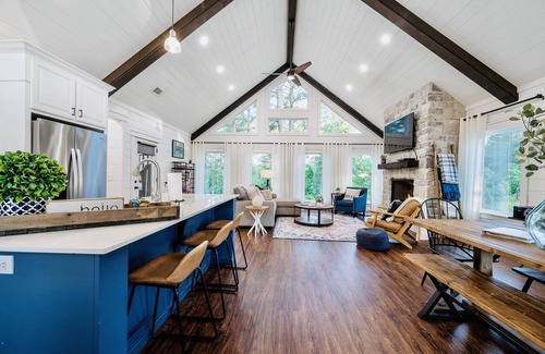 Broken Bow Cabin | Romantic farmhouse cabin🌲Large mural on back deck🌲Huge swaying pines🌲Hot tub