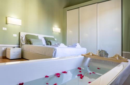 Santo Spirito Apartment | Romantic Florence City Center Suite