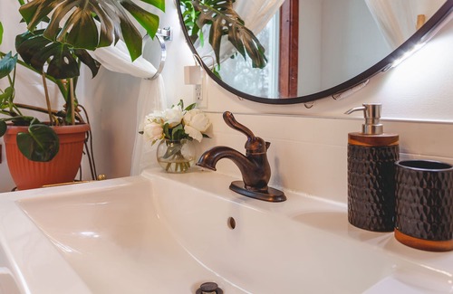 East Hill Apartment | Romantic Getaway/6ft Tub/Private Deck/Housecoats/Fireplace