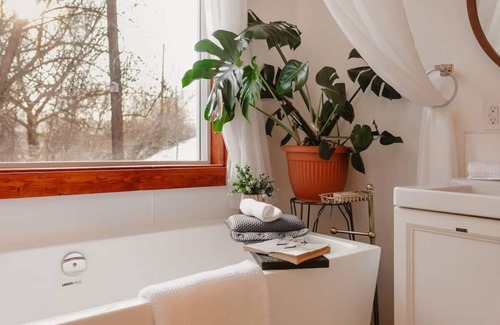 East Hill Apartment | Romantic Getaway/6ft Tub/Private Deck/Housecoats/Fireplace