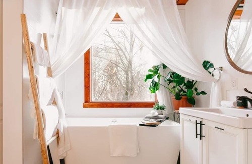 East Hill Apartment | Romantic Getaway/6ft Tub/Private Deck/Housecoats/Fireplace