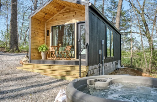Sparta House | Romantic Getaway Hot Tub Fire Pit Cozy Cabin Vibes
