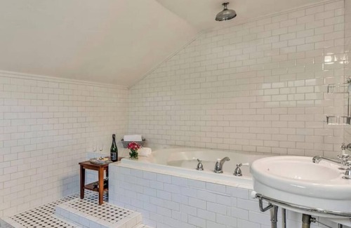 Calistoga Hotel | Romantic King Room Near Calistoga Spa & Hot Springs.
