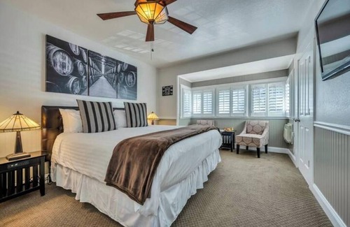 Calistoga Hotel | Romantic King Room Near Calistoga Spa & Hot Springs.