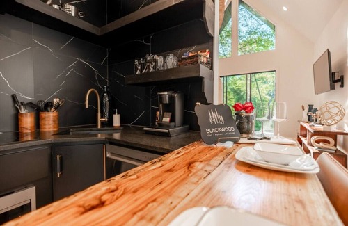 Bullard Cabin | Romantic Lakeside Retreat | Hot Tub & Fire Pit