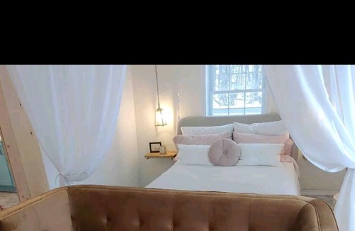 Knowlton Ski Chalet | Romantic little elegant cottage on the bank of a brook- 3 min from Douglas beach