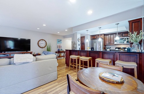 Shelter Cove Condo | Romantic Marina View Condo w/Free WiFi, Balconies, Washer/Dryer, & Shared Pool