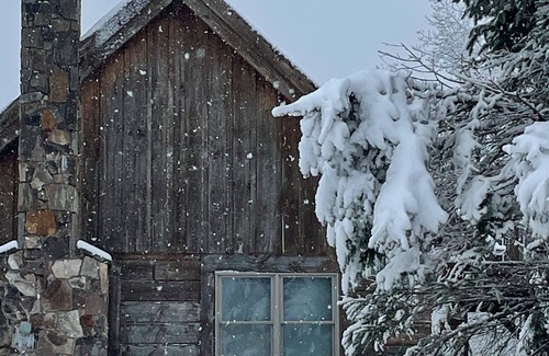 Dryfork Cabin | Romantic Mt. Get-away~ 'Sunset cabin' has spectacular Mountain & Sunset views!