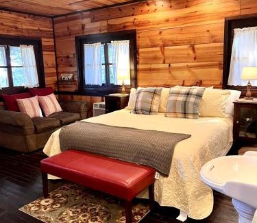 Branson House | Romantic Ozarks Cabin Rental in Secluded Woodland near Branson, Missouri