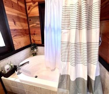 Branson House | Romantic Ozarks Cabin Rental in Secluded Woodland near Branson, Missouri