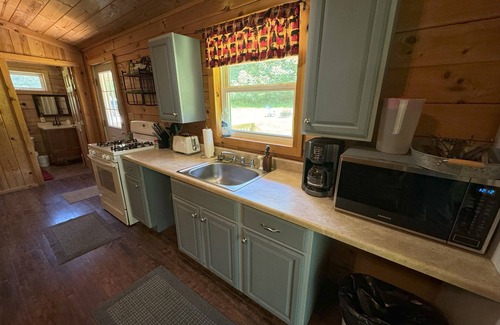 Logan Cabin | Romantic Prairie Rose Couples Cabin w/hot tub, forest views, near Hocking Hills