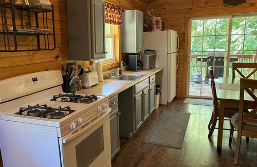 Logan Cabin | Romantic Prairie Rose Couples Cabin w/hot tub, forest views, near Hocking Hills
