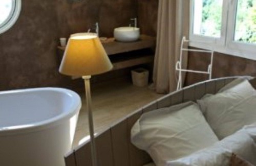 Venelles House | Romantic room with Sainte Victoire view and swimming pool