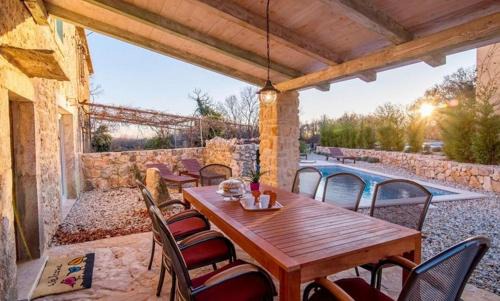Garica Villa | Romantic stone villa with pool and waterfall, in a quiet area - by Traveler tourist agency ID 2162