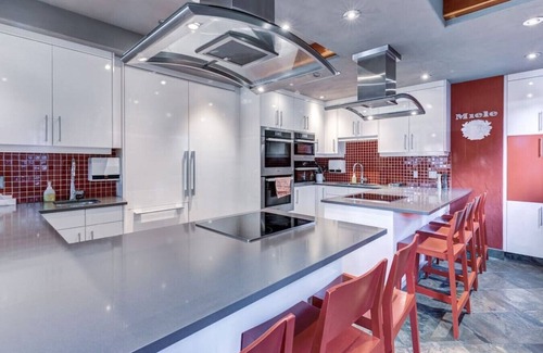 Town Centre Hotel | Romantic Suite in the Heart of Canmore-2 Guests