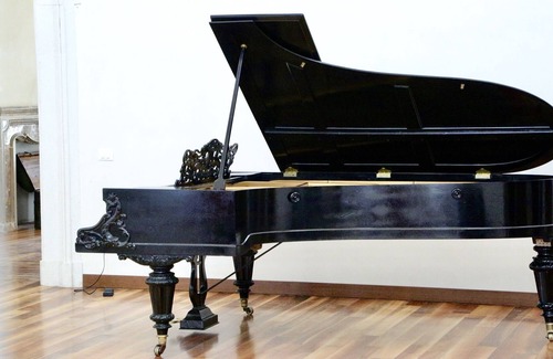 L'Aquila Apartment | Romantic Suite of the seventeenth century