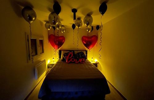 Lens Apartment | Romantic Tiny House Private Jacuzzi Cinema Netflix