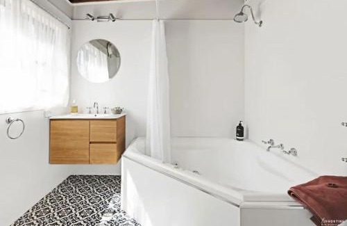 Blackheath House | Romantic Tricklebeck Spa Cottage