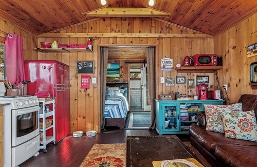 Matlock Cabin | Romantic, Updated 1940's Cabin/Pet Friendly | Waterfront | Fire Pit | Kayaks