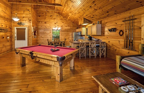 Caton Cabin | Romantic Value Cabin - Pool Table, Hot Tub