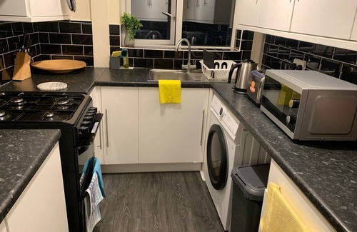 Havering Park House | Romford - House - Sleeps 6 - Garden - Parking