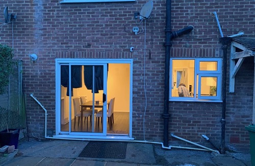 Havering Park House | Romford - House - Sleeps 6 - Garden - Parking