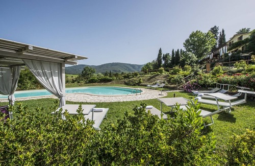 Terranuova Bracciolini Villa | Romignano wine farm. Your villa in TUSCANY.