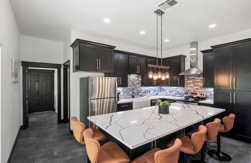 Somerville House | Roo's Hideaway, New Luxury 3BR/2BA Close to Round Top, Lake Somerville & A&M!