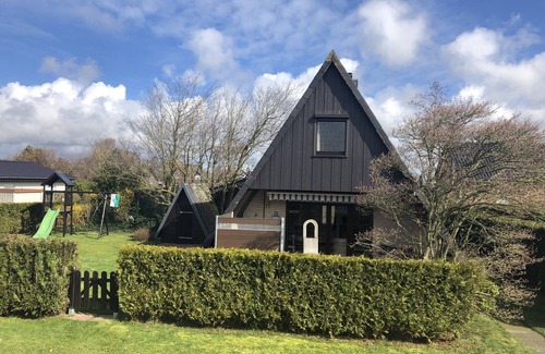 Neufeld House | Roof house with 70m² on two levels with a garden, 150m to the dike
