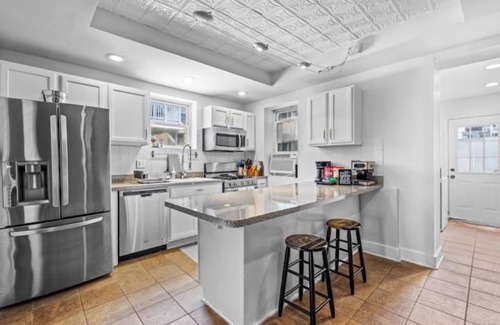 South Baltimore House | Rooftop Deck Escape! Free Parking!