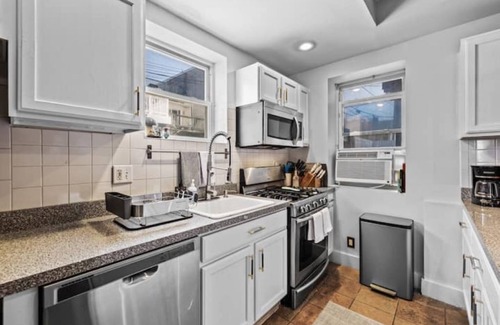 South Baltimore House | Rooftop Deck Escape! Free Parking!