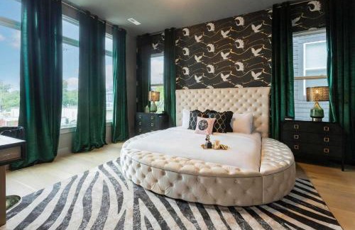 Nashville House | Rooftop Deck Hot Tub Fire pit Sleeps 10