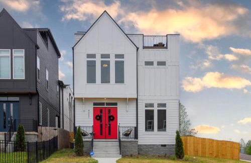 Nashville House | Rooftop Deck Hot Tub Fire pit Sleeps 10