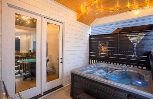 Nashville House | Rooftop Deck Hot Tub Fire pit Sleeps 10