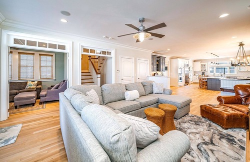 Gold Coast Condo | Rooftop Deck, Ocean Views & Elevator: Huge Home 6BR/4.5BA. Steps from beach!