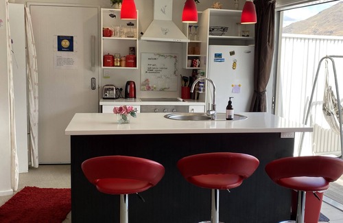 Queenstown City Centre Apartment | Rooftop garden, Lakeview, 5 mins walk to town