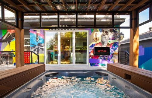 Downtown San Antonio House | Rooftop Karaoke W City Views, Hottub, Pool, Games