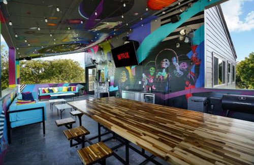Downtown San Antonio House | Rooftop Karaoke W City Views, Hottub, Pool, Games
